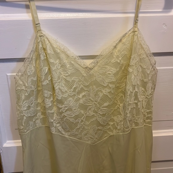 Yellow vintage slip. Excellent vintage condition. - Picture 2 of 10